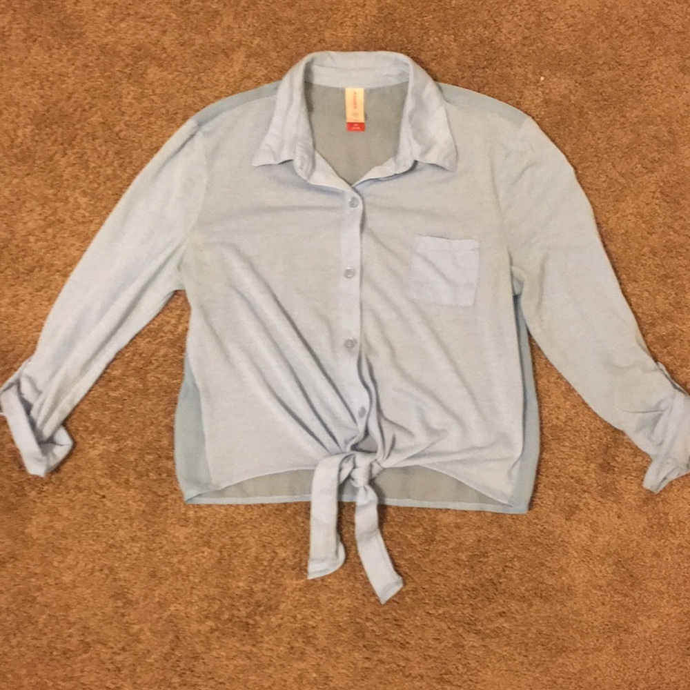 🚨A button down crop top shirt (FINAL PRICE 🚨